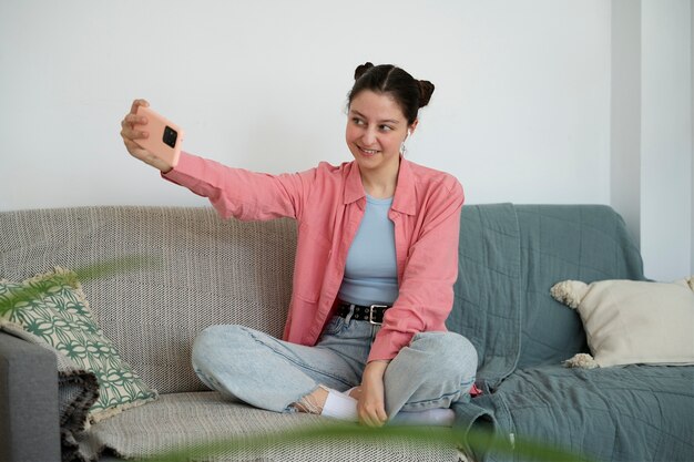 Volledig geschoten smileymeisje dat selfie neemt