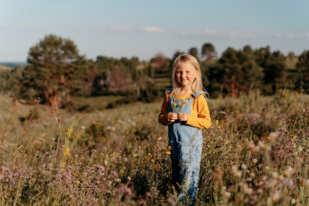 Volledig geschoten smileymeisje in de natuur