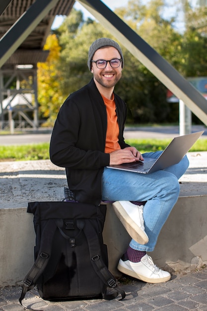 Gratis foto volledig geschoten smileymens met laptop