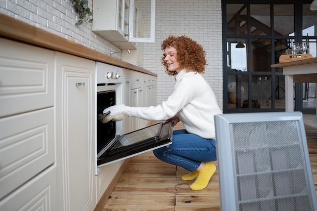 Volledig geschoten smileyvrouw aan het bakken