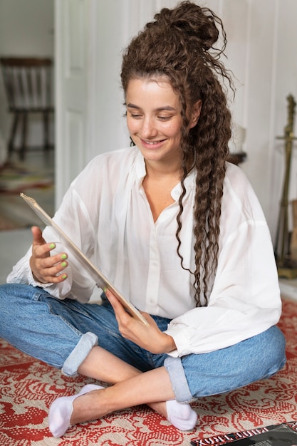 Volledig geschoten smileyvrouw met boek