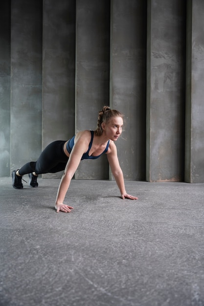 Gratis foto volledig geschoten sportieve vrouw die aan het sporten is