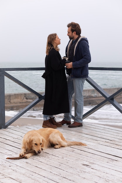 Gratis foto volledig geschoten stel dat tijd doorbrengt aan zee