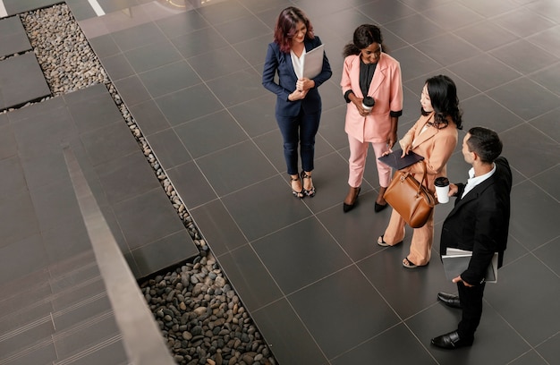 Volledig geschoten team volgt vrouw