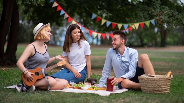 Volledig geschoten vrienden die op doek zitten