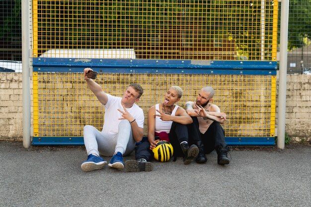 Volledig geschoten vrienden die selfie maken