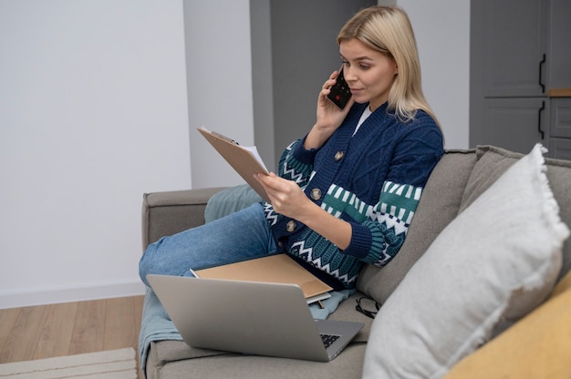 Gratis foto volledig geschoten vrouw die aan de telefoon praat