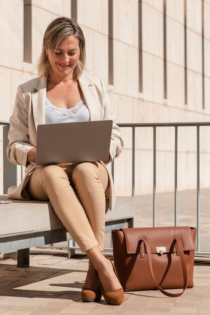 Volledig geschoten vrouw die aan laptop werkt