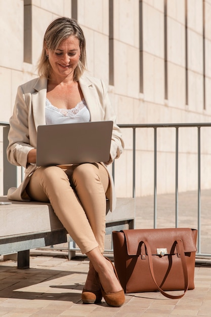 Volledig geschoten vrouw die aan laptop werkt