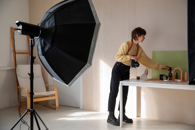 Volledig geschoten vrouw die als fotograaf werkt