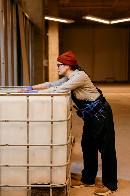 Volledig geschoten vrouw die binnenshuis werkt