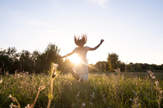 Gratis foto volledig geschoten vrouw die buiten springt