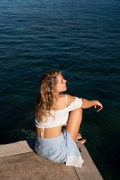 Gratis foto volledig geschoten vrouw die buiten zit