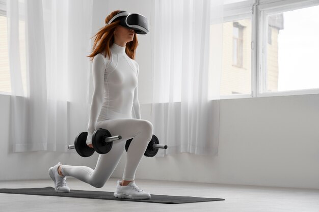 Gratis foto volledig geschoten vrouw die fitness doet met een vr-bril