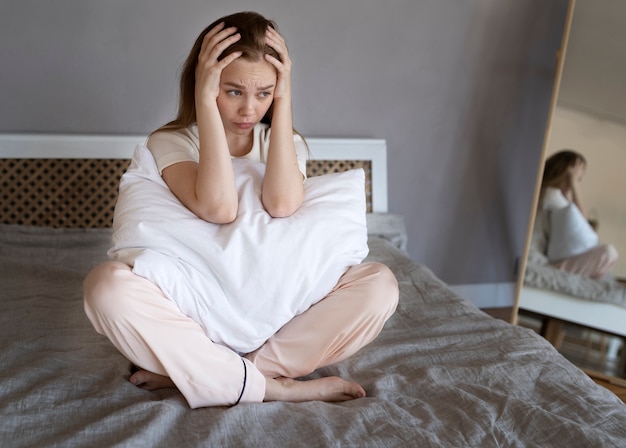 Gratis foto volledig geschoten vrouw die haar oren bedekt