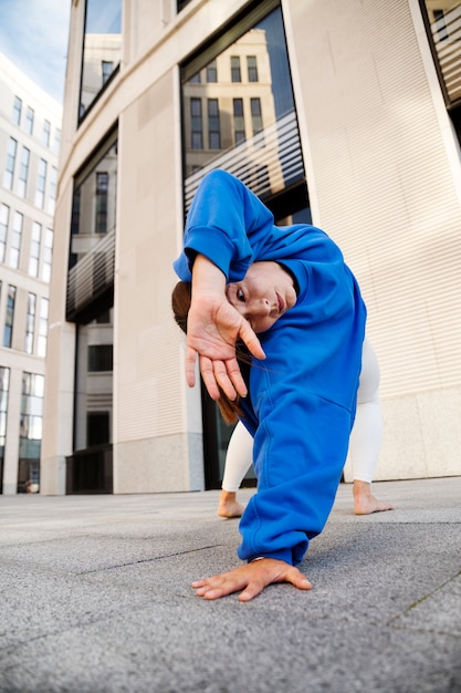 Gratis foto volledig geschoten vrouw die in stad danst