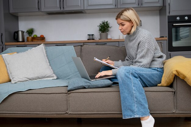 Volledig geschoten vrouw die thuis werkt