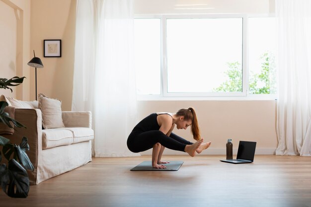 Volledig geschoten vrouw die yoga doet