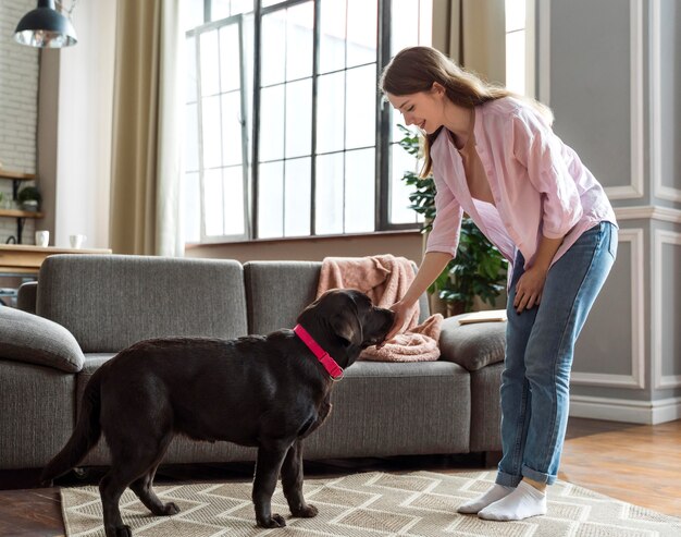 Volledig geschoten vrouw en hond