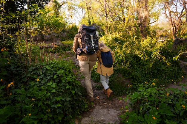 Gratis foto volledig geschoten vrouw en meisje die de natuur verkennen