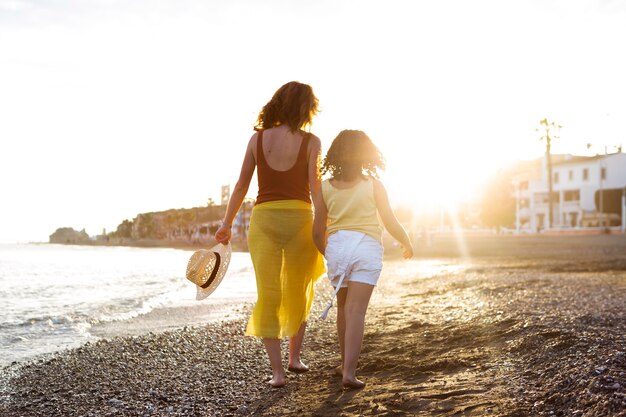 Volledig geschoten vrouw en meisje op strand