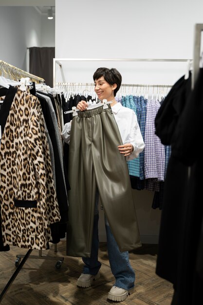 Volledig geschoten vrouw met broek