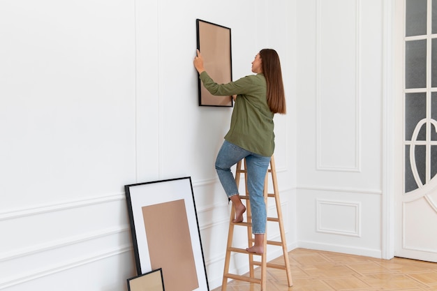 Volledig geschoten vrouw met frame