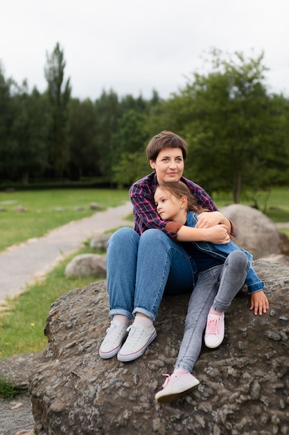 Volledig geschoten vrouw met kind