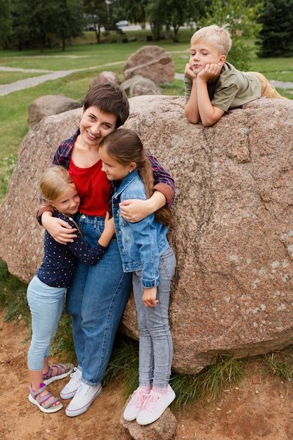 Volledig geschoten vrouw met kinderen