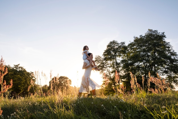 Volledig geschoten vrouw met meisje