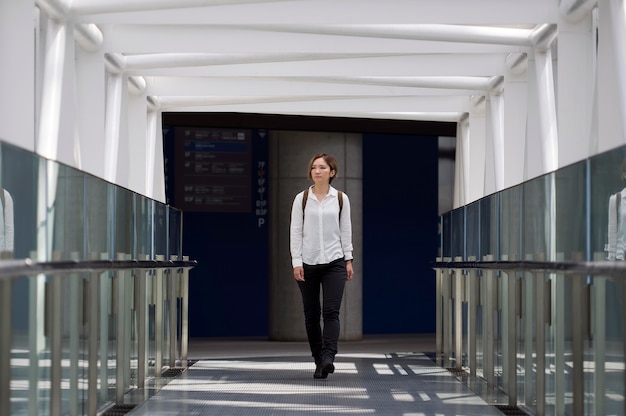 Gratis foto volledig geschoten vrouw met rugzak