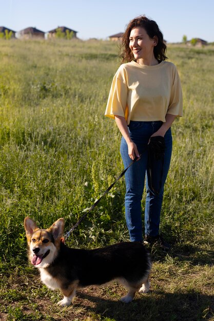 Volledig geschoten vrouw met schattige hond