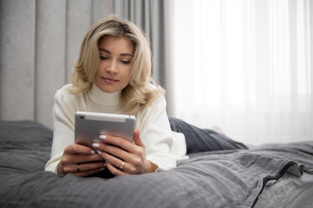 Volledig geschoten vrouw met tablet