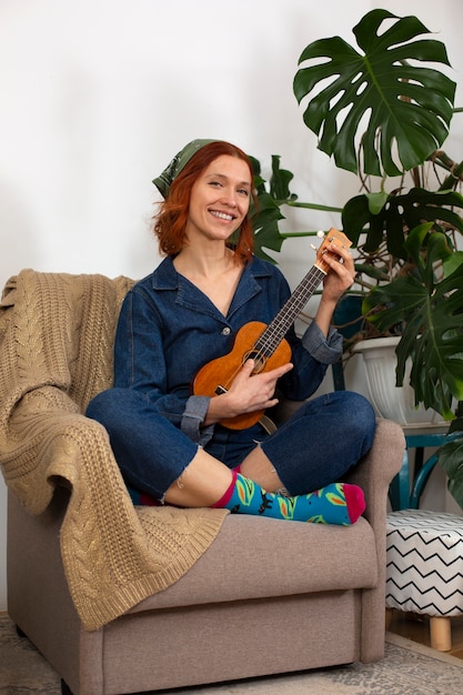 Gratis foto volledig geschoten vrouw met ukelele