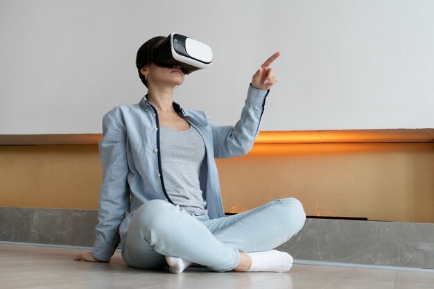 Volledig geschoten vrouw met vr-bril op verdieping