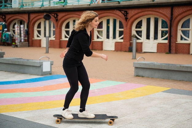 Volledig geschoten vrouw op skate buitenshuis