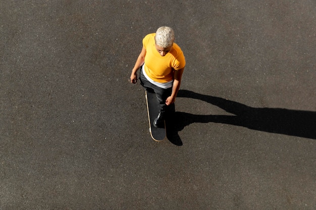 Volledig geschoten vrouw op skateboard