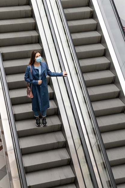 Volledig geschoten vrouw op trappen