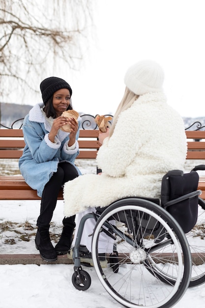 Volledig geschoten vrouwen die buiten eten