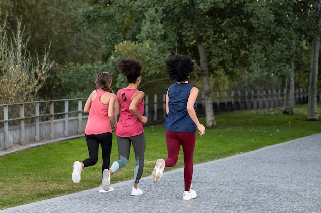 Volledig geschoten vrouwen die in de natuur rennen