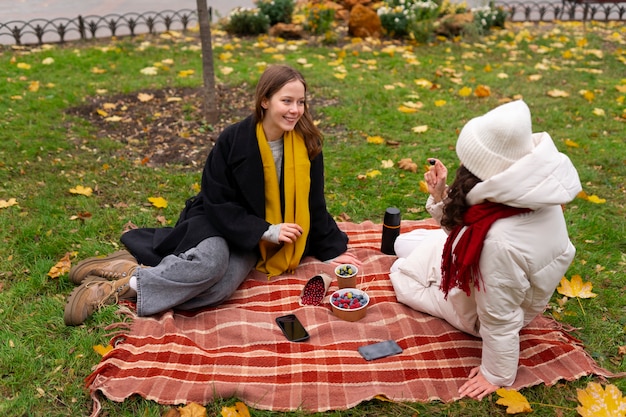 Volledig geschoten vrouwen die picknicken