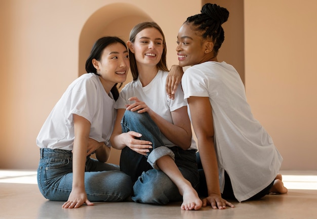 Volledig geschoten vrouwen die plezier hebben