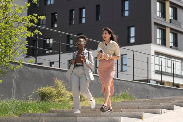 Volledig geschoten vrouwen die samen lopen