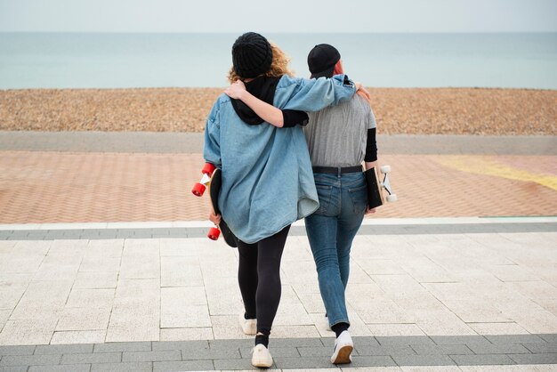 Gratis foto volledig geschoten vrouwen die samen lopen