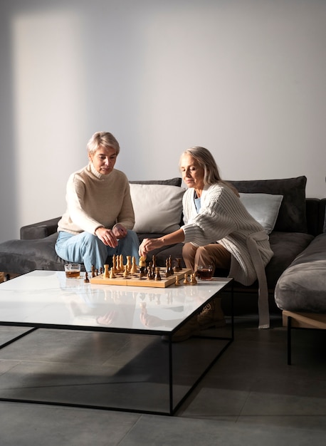 Volledig geschoten vrouwen die schaken