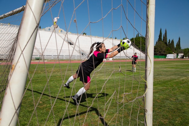 Gratis foto volledig geschoten vrouwen die voetbal spelen