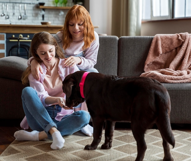 Volledig geschoten vrouwen en hond binnenshuis
