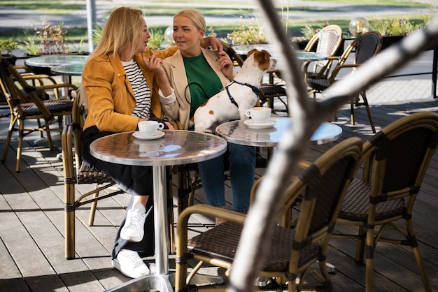 Volledig geschoten vrouwen en hond buitenshuis