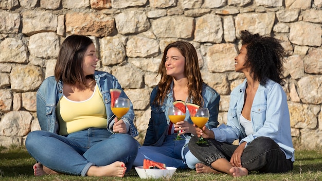 Gratis foto volledig geschoten vrouwen met drankjes