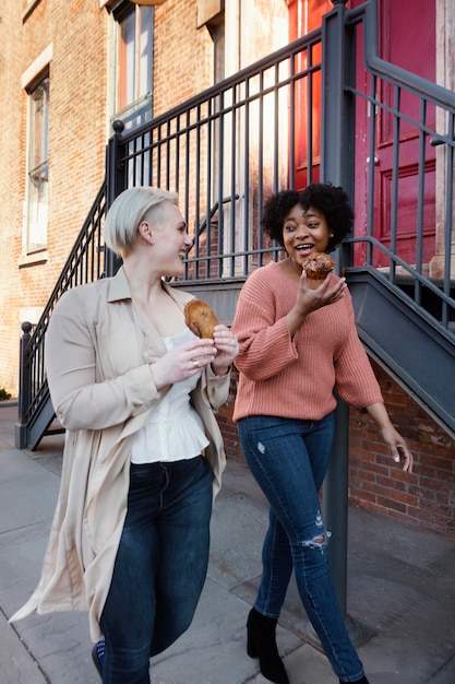 Gratis foto volledig geschoten vrouwen met snacks